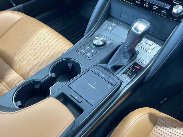 レクサス ＩＳ 300h バージョンL 富山県 2022(令4)年 2.4万km ソニッククォーツ 4WD/レクサスセーフティシステムプラス/衝突被害軽減ブレーキ/レーンキープアシスト/クリアランスソナー/レーダークルーズコントロール/ブラインドスポットモニター/パノラミックビューモニター/三眼LEDヘッドライト/純正メーカーナビ/フルセグ/Bluetooth/Miracast/レザーシート/シートベンチレーション/ETC2.0/AC100V/スペアキー