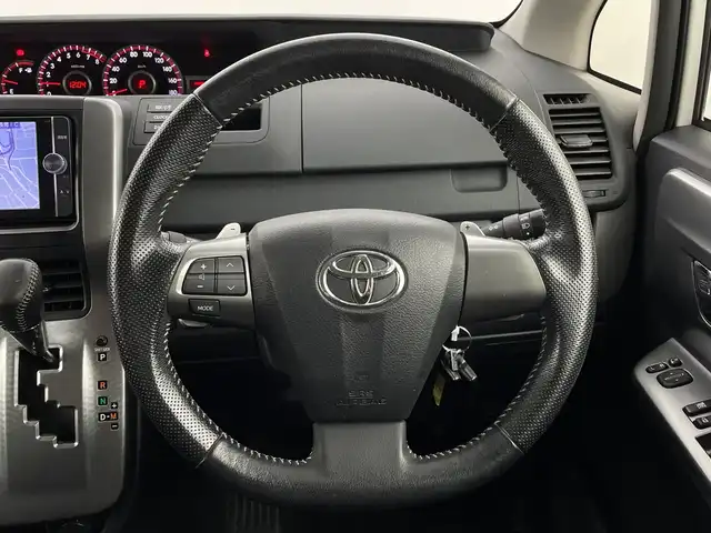 トヨタ ヴォクシー ZS 煌Z 新潟県 2013(平25)年 7.3万km ホワイトパールクリスタルシャイン ４WD/ワンオーナー/純正SDナビ/　　CD/DVD/AM/FM/フルセグ/BT/バックモニター/両側パワースライドドア/純正15インチアルミホイール付/パドルシフト/リアオートエアコン/センターデフロック/フロアマット/ドアバイザー/電動格納ミラー/ステアリングスイッチ/スペアキー/スマートキー
