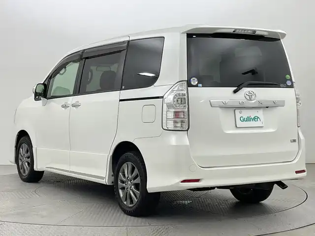 トヨタ ヴォクシー ZS 煌Z 新潟県 2013(平25)年 7.3万km ホワイトパールクリスタルシャイン ４WD/ワンオーナー/純正SDナビ/　　CD/DVD/AM/FM/フルセグ/BT/バックモニター/両側パワースライドドア/純正15インチアルミホイール付/パドルシフト/リアオートエアコン/センターデフロック/フロアマット/ドアバイザー/電動格納ミラー/ステアリングスイッチ/スペアキー/スマートキー