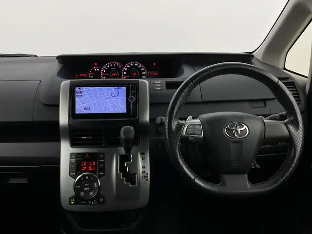 トヨタ ヴォクシー ZS 煌Z 新潟県 2013(平25)年 7.3万km ホワイトパールクリスタルシャイン ４WD/ワンオーナー/純正SDナビ/　　CD/DVD/AM/FM/フルセグ/BT/バックモニター/両側パワースライドドア/純正15インチアルミホイール付/パドルシフト/リアオートエアコン/センターデフロック/フロアマット/ドアバイザー/電動格納ミラー/ステアリングスイッチ/スペアキー/スマートキー