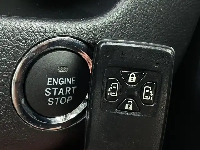 トヨタ ヴォクシー ZS 煌Z 新潟県 2013(平25)年 7.3万km ホワイトパールクリスタルシャイン ４WD/ワンオーナー/純正SDナビ/　　CD/DVD/AM/FM/フルセグ/BT/バックモニター/両側パワースライドドア/純正15インチアルミホイール付/パドルシフト/リアオートエアコン/センターデフロック/フロアマット/ドアバイザー/電動格納ミラー/ステアリングスイッチ/スペアキー/スマートキー