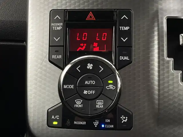 トヨタ ヴォクシー ZS 煌Z 新潟県 2013(平25)年 7.3万km ホワイトパールクリスタルシャイン ４WD/ワンオーナー/純正SDナビ/　　CD/DVD/AM/FM/フルセグ/BT/バックモニター/両側パワースライドドア/純正15インチアルミホイール付/パドルシフト/リアオートエアコン/センターデフロック/フロアマット/ドアバイザー/電動格納ミラー/ステアリングスイッチ/スペアキー/スマートキー