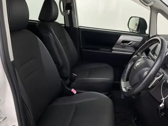 トヨタ ヴォクシー ZS 煌Z 新潟県 2013(平25)年 7.3万km ホワイトパールクリスタルシャイン ４WD/ワンオーナー/純正SDナビ/　　CD/DVD/AM/FM/フルセグ/BT/バックモニター/両側パワースライドドア/純正15インチアルミホイール付/パドルシフト/リアオートエアコン/センターデフロック/フロアマット/ドアバイザー/電動格納ミラー/ステアリングスイッチ/スペアキー/スマートキー