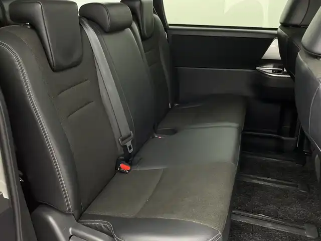 トヨタ ヴォクシー ZS 煌Z 新潟県 2013(平25)年 7.3万km ホワイトパールクリスタルシャイン ４WD/ワンオーナー/純正SDナビ/　　CD/DVD/AM/FM/フルセグ/BT/バックモニター/両側パワースライドドア/純正15インチアルミホイール付/パドルシフト/リアオートエアコン/センターデフロック/フロアマット/ドアバイザー/電動格納ミラー/ステアリングスイッチ/スペアキー/スマートキー
