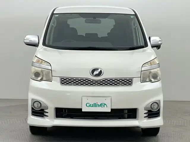 トヨタ ヴォクシー ZS 煌Z 新潟県 2013(平25)年 7.3万km ホワイトパールクリスタルシャイン ４WD/ワンオーナー/純正SDナビ/　　CD/DVD/AM/FM/フルセグ/BT/バックモニター/両側パワースライドドア/純正15インチアルミホイール付/パドルシフト/リアオートエアコン/センターデフロック/フロアマット/ドアバイザー/電動格納ミラー/ステアリングスイッチ/スペアキー/スマートキー