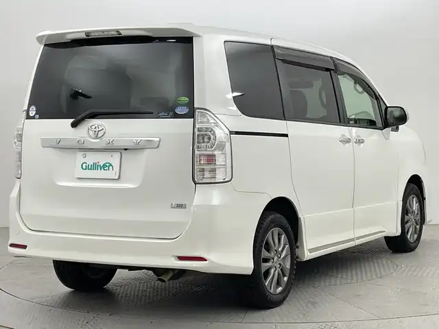 トヨタ ヴォクシー ZS 煌Z 新潟県 2013(平25)年 7.3万km ホワイトパールクリスタルシャイン ４WD/ワンオーナー/純正SDナビ/　　CD/DVD/AM/FM/フルセグ/BT/バックモニター/両側パワースライドドア/純正15インチアルミホイール付/パドルシフト/リアオートエアコン/センターデフロック/フロアマット/ドアバイザー/電動格納ミラー/ステアリングスイッチ/スペアキー/スマートキー