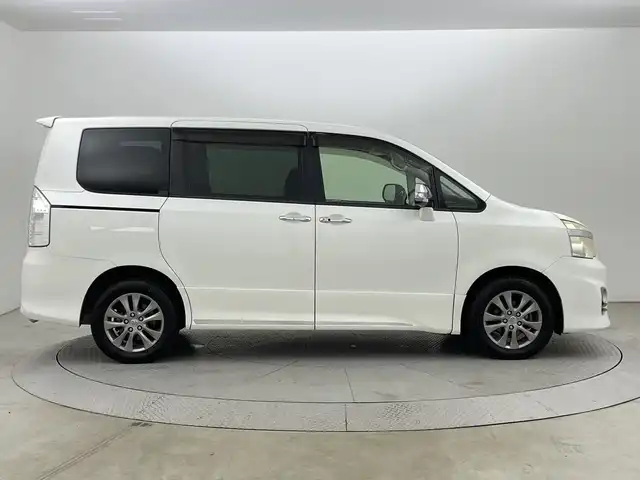 トヨタ ヴォクシー ZS 煌Z 新潟県 2013(平25)年 7.3万km ホワイトパールクリスタルシャイン ４WD/ワンオーナー/純正SDナビ/　　CD/DVD/AM/FM/フルセグ/BT/バックモニター/両側パワースライドドア/純正15インチアルミホイール付/パドルシフト/リアオートエアコン/センターデフロック/フロアマット/ドアバイザー/電動格納ミラー/ステアリングスイッチ/スペアキー/スマートキー