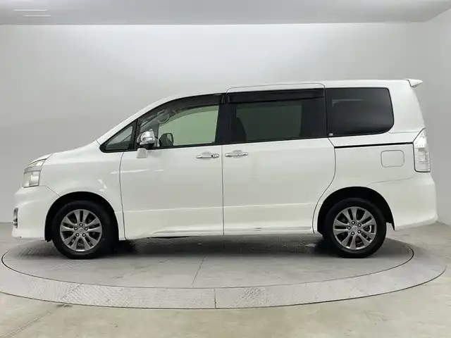 トヨタ ヴォクシー ZS 煌Z 新潟県 2013(平25)年 7.3万km ホワイトパールクリスタルシャイン ４WD/ワンオーナー/純正SDナビ/　　CD/DVD/AM/FM/フルセグ/BT/バックモニター/両側パワースライドドア/純正15インチアルミホイール付/パドルシフト/リアオートエアコン/センターデフロック/フロアマット/ドアバイザー/電動格納ミラー/ステアリングスイッチ/スペアキー/スマートキー