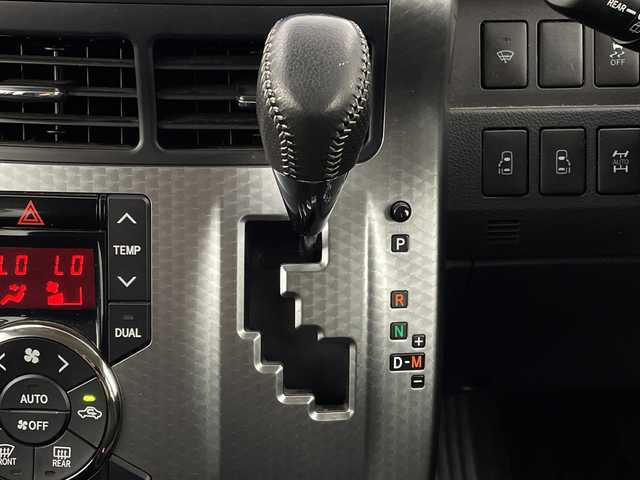 トヨタ ヴォクシー ZS 煌Z 新潟県 2013(平25)年 7.3万km ホワイトパールクリスタルシャイン ４WD/ワンオーナー/純正SDナビ/　　CD/DVD/AM/FM/フルセグ/BT/バックモニター/両側パワースライドドア/純正15インチアルミホイール付/パドルシフト/リアオートエアコン/センターデフロック/フロアマット/ドアバイザー/電動格納ミラー/ステアリングスイッチ/スペアキー/スマートキー