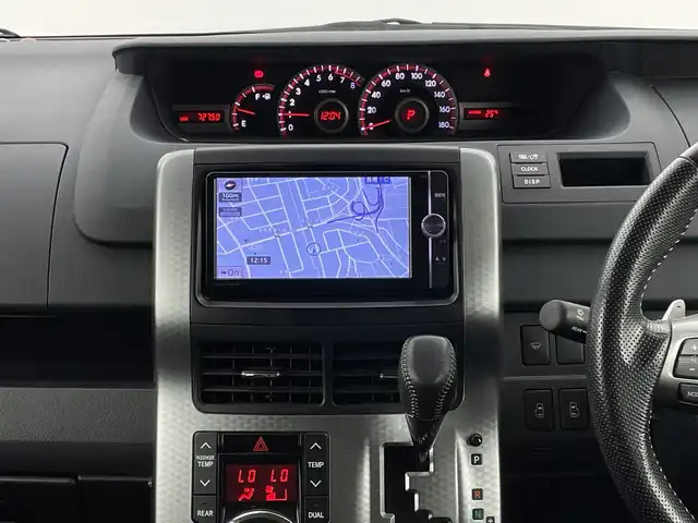 トヨタ ヴォクシー ZS 煌Z 新潟県 2013(平25)年 7.3万km ホワイトパールクリスタルシャイン ４WD/ワンオーナー/純正SDナビ/　　CD/DVD/AM/FM/フルセグ/BT/バックモニター/両側パワースライドドア/純正15インチアルミホイール付/パドルシフト/リアオートエアコン/センターデフロック/フロアマット/ドアバイザー/電動格納ミラー/ステアリングスイッチ/スペアキー/スマートキー