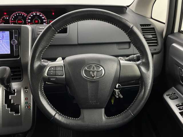 トヨタ ヴォクシー ZS 煌Z 新潟県 2013(平25)年 7.3万km ホワイトパールクリスタルシャイン ４WD/ワンオーナー/純正SDナビ/　　CD/DVD/AM/FM/フルセグ/BT/バックモニター/両側パワースライドドア/純正15インチアルミホイール付/パドルシフト/リアオートエアコン/センターデフロック/フロアマット/ドアバイザー/電動格納ミラー/ステアリングスイッチ/スペアキー/スマートキー
