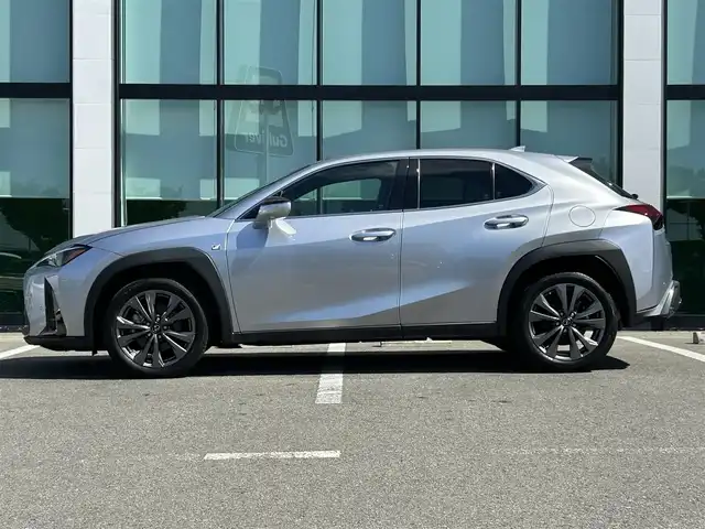 レクサス ＵＸ 250h Fスポーツ 和歌山県 2022(令4)年 3.8万km シルバー 後期型/純正12.3インチナビ/全方位カメラ/フルセグTV/衝突軽減ブレーキ/ブラインドスポットモニター/レーンキープアシスト/レーダークルコン/前後コーナーセンサー/オートライト/前後ドラレコ/ETC2.0 /ヘッドアップディスプレイ/レザーシート/シートヒーター/パワーシート/電動リアゲート/LEDヘッドライト/フォグランプ