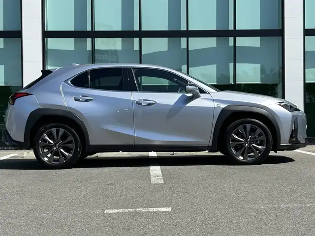 レクサス ＵＸ 250h Fスポーツ 和歌山県 2022(令4)年 3.8万km シルバー 後期型/純正12.3インチナビ/全方位カメラ/フルセグTV/衝突軽減ブレーキ/ブラインドスポットモニター/レーンキープアシスト/レーダークルコン/前後コーナーセンサー/オートライト/前後ドラレコ/ETC2.0 /ヘッドアップディスプレイ/レザーシート/シートヒーター/パワーシート/電動リアゲート/LEDヘッドライト/フォグランプ