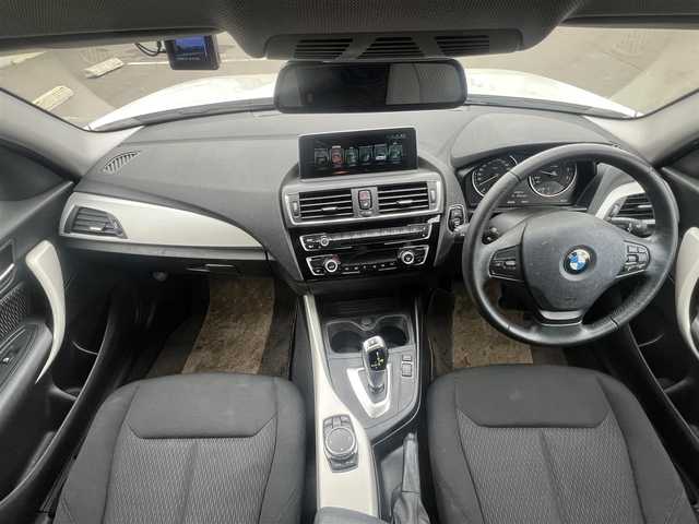 ＢＭＷ １１８ｉ セレブレーションEDマイスタイル 秋田県 2016(平28)年 8.7万km ミネラルホワイト 純正ナビ/衝突軽減システム/ツインパワーターボ/純正アルミ/バックカメラ/スマートキー/LEDヘッドライト/MTモード付AT/ドライブレコーダー/コーナーセンサー/プッシュスタート/アイドリングストップ/ステアリングスイッチ/オートライト/オートエアコン/パワーウィンドウ/パワーステアリング/横滑り防止/電動格納ウィンカーミラー/保証書/取扱説明書/記録簿