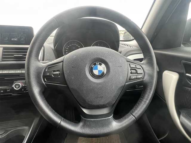 ＢＭＷ １１８ｉ セレブレーションEDマイスタイル 秋田県 2016(平28)年 8.7万km ミネラルホワイト 純正ナビ/衝突軽減システム/ツインパワーターボ/純正アルミ/バックカメラ/スマートキー/LEDヘッドライト/MTモード付AT/ドライブレコーダー/コーナーセンサー/プッシュスタート/アイドリングストップ/ステアリングスイッチ/オートライト/オートエアコン/パワーウィンドウ/パワーステアリング/横滑り防止/電動格納ウィンカーミラー/保証書/取扱説明書/記録簿