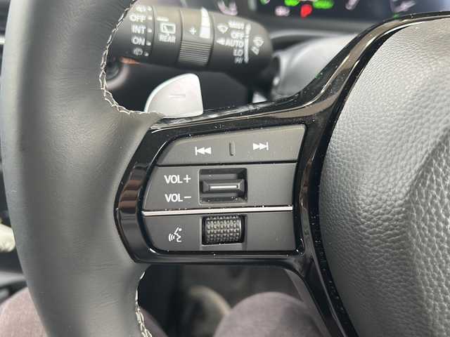 ホンダ ＺＲ－Ｖ ハイブリッド e:HEV Z 静岡県 2024(令6)年 0.4万km プラチナホワイトパール 純正メモリナビ/・フルセグＴＶ/・Bluetooth/・USB/・AM/・FM/主要装備/・BOSEプレミアムサウンド/・ワイヤレス充電/・衝突軽減/・レーンキープ/・追従クルコン/・コーナーセンサー前/・全方位カメラ/・BSM/・電動リアゲート/・レザーシート/・シートヒーター/・ハンドルヒーター/・ETC2.0/・ドラレコ/・パドルシフト/・LEDヘッドライト/・オートハイビーム