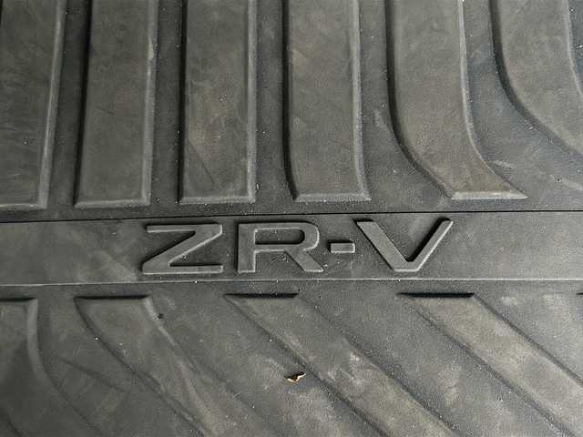 ホンダ ＺＲ－Ｖ ハイブリッド e:HEV Z 静岡県 2024(令6)年 0.4万km プラチナホワイトパール 純正メモリナビ/・フルセグＴＶ/・Bluetooth/・USB/・AM/・FM/主要装備/・BOSEプレミアムサウンド/・ワイヤレス充電/・衝突軽減/・レーンキープ/・追従クルコン/・コーナーセンサー前/・全方位カメラ/・BSM/・電動リアゲート/・レザーシート/・シートヒーター/・ハンドルヒーター/・ETC2.0/・ドラレコ/・パドルシフト/・LEDヘッドライト/・オートハイビーム