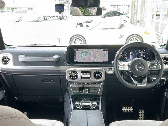 メルセデス・ベンツ ゲレンデヴァーゲン Ｇ４００ｄ AMGライン 兵庫県 2023(令5)年 0.4万km パール ワンオーナー]/Gマヌファクトゥーアプログラム/ラグジュアリーパッケージ/純正メーカーSDナビ/　Bluetooth/USB/AM/FM/フルセグテレビ（横行中視聴可能）/Burmestarサラウンドシステム/純正ビルトインETC2.0/前後ドライブレコーダー/全方位カメラ/リラクゼーション機能/サンルーフ/パドルシフト/シートメモリ/パワーシート（D+N席）/シートヒーター（全席）/エアシート（D+N席）/パーキングアシスト/アイドリングストップ/アダプティブクルーズコントロール/アンチロック・ブレーキ・システム/レーンキープアシスト/センターデフロック/前後コーナーセンサー/盗難防止装置/横滑り防止装置/衝突被害軽減システム/パワーステアリング/パワーウィンドウ/オートマチックハイビーム/純正フロアマット/純正アルミホイール/スペアキー（１本）/取扱説明書/保証書/記録簿（R5）