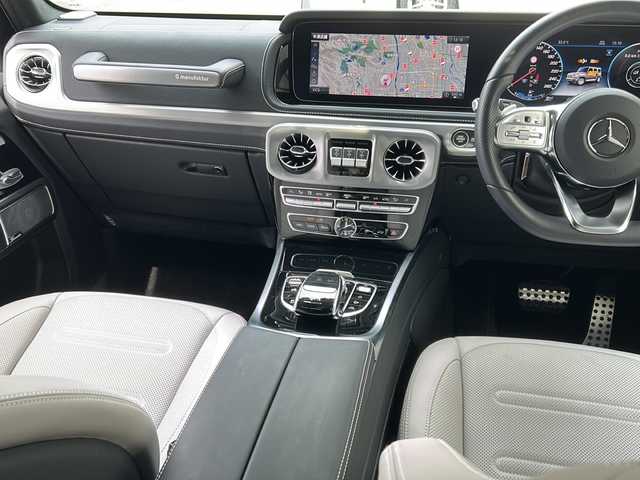 メルセデス・ベンツ ゲレンデヴァーゲン Ｇ４００ｄ AMGライン 兵庫県 2023(令5)年 0.4万km パール ワンオーナー]/Gマヌファクトゥーアプログラム/ラグジュアリーパッケージ/純正メーカーSDナビ/　Bluetooth/USB/AM/FM/フルセグテレビ（横行中視聴可能）/Burmestarサラウンドシステム/純正ビルトインETC2.0/前後ドライブレコーダー/全方位カメラ/リラクゼーション機能/サンルーフ/パドルシフト/シートメモリ/パワーシート（D+N席）/シートヒーター（全席）/エアシート（D+N席）/パーキングアシスト/アイドリングストップ/アダプティブクルーズコントロール/アンチロック・ブレーキ・システム/レーンキープアシスト/センターデフロック/前後コーナーセンサー/盗難防止装置/横滑り防止装置/衝突被害軽減システム/パワーステアリング/パワーウィンドウ/オートマチックハイビーム/純正フロアマット/純正アルミホイール/スペアキー（１本）/取扱説明書/保証書/記録簿（R5）