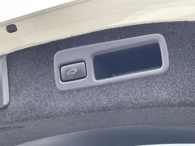 トヨタ ハリアー プレミアム メタル&レザーP 佐賀県 2018(平30)年 6.5万km ホワイトパールクリスタルシャイン TRDフルエアロ/黒革シート/社外メモリーナビゲーション/・ワンセグTV/CD/DVD/SD/アルパイン9型フリップダウンモニター/ビルトインETC/デジタルインナーミラー/パワーバックドア/電子パーキングブレーキ/・AUTO HOLD機能/DN席パワーシート(D席メモリー機能付)/DN席シートヒーター/シートベンチレーション/ISOFIX対応/木目調革巻きステアリング/ステアリングリモコン/純正18インチアルミホイール/純正三眼LEDヘッドライト/・オートマチックハイビーム/純正LEDフォグランプ/純正フロアマット/純正ドアバイザ―/新車保証書/トヨタセーフティセンス/・レーダークルーズコントロール/・プリクラッシュセーフティ/・レーンディパーチャーアラート