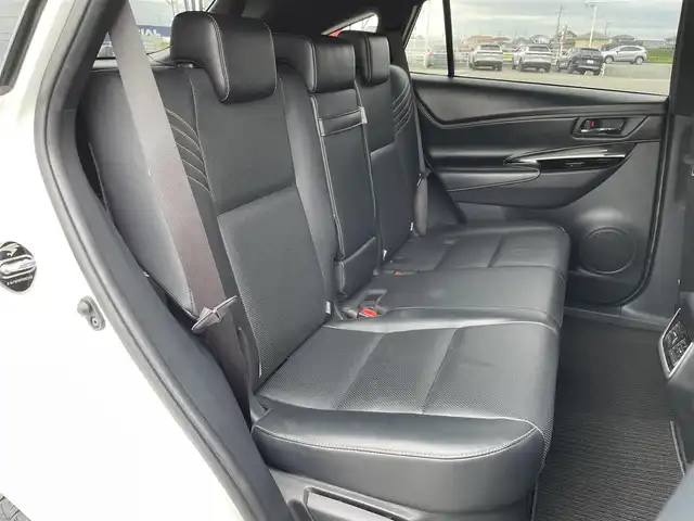 トヨタ ハリアー プレミアム メタル&レザーP 佐賀県 2018(平30)年 6.5万km ホワイトパールクリスタルシャイン TRDフルエアロ/黒革シート/社外メモリーナビゲーション/・ワンセグTV/CD/DVD/SD/アルパイン9型フリップダウンモニター/ビルトインETC/デジタルインナーミラー/パワーバックドア/電子パーキングブレーキ/・AUTO HOLD機能/DN席パワーシート(D席メモリー機能付)/DN席シートヒーター/シートベンチレーション/ISOFIX対応/木目調革巻きステアリング/ステアリングリモコン/純正18インチアルミホイール/純正三眼LEDヘッドライト/・オートマチックハイビーム/純正LEDフォグランプ/純正フロアマット/純正ドアバイザ―/新車保証書/トヨタセーフティセンス/・レーダークルーズコントロール/・プリクラッシュセーフティ/・レーンディパーチャーアラート