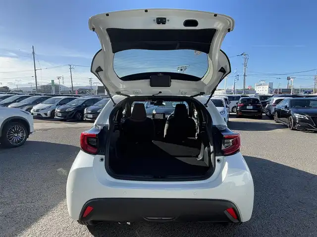 トヨタ ヤリス ハイブリッド Z 徳島県 2022(令4)年 0.7万km ホワイトパールクリスタルシャイン 純正8インチディスプレイオーディオ/（Bluetooth/フルセグTV）/バックカメラ/レーダークルーズコントロール/LTA/シートヒーター（D+N席）/LEDヘッドライト/オートハイビーム/オートエアコン/前後ドラレコ/ETC/プッシュスタート/スマートキー