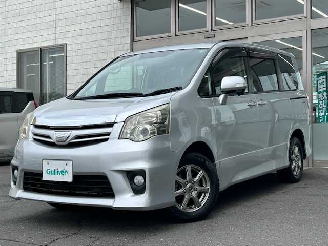 トヨタ ノア Si 青森県 2012(平24)年 10.4万km シルバーM パートタイム4WD/純正ナビ(BT/フルセグ/CD/DVD/ラジオ)/両側パワースライドドア/バックカメラ/寒冷地仕様/HIDヘッドライト/オートライト/フロントワイパーデアイザー/保証書/ビルトインETC/スペアキー/205/60/16純正AW付き夏タイヤ/205/65/15社外AW付き冬タイヤ/保証書/取扱説明書