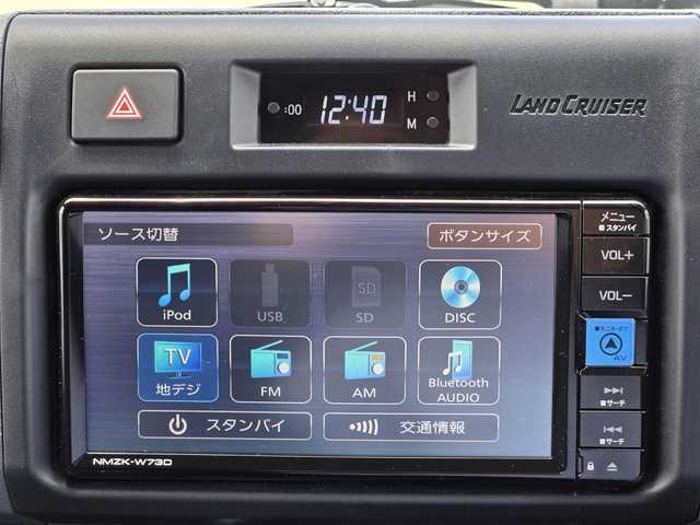 トヨタ ランドクルーザー AX 鹿児島県 2024(令6)年 1万km ベージュ クルーズコントロール　/ＥＴＣ　/純正ＳＤナビ（ＮＭＺＫ－Ｗ７３Ｄ）　/Ｂｌｕｅｔｏｏｔｈオーディオ　/テレビキャンセラー　/ヒルディセントコントロール　/前後ドライブレコーダー　/ＭＴモード付きＡＴ/トヨタセーフティセンス/プリクラッシュセーフティ/ドライブスタートコントロール/横滑り防止装置/レーンキープアシスト/純正アルミホイール(16インチ)/フルセグテレビ