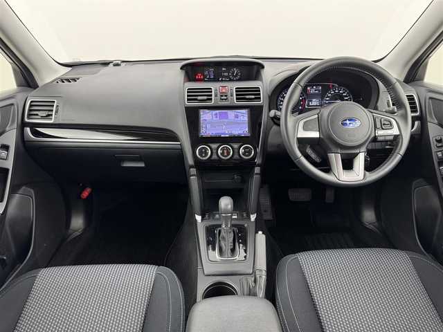 スバル フォレスター 2．0i－L 福岡県 2016(平28)年 4.3万km クリスタルホワイトP 社外ナビ／フルセグＴＶ　/ＥＴＣ　/シートヒーター　/クルーズコントロール　/パドルシフト　/横滑り防止装置　/アイドリングストップ　/Ｘ－ＭＯＤＥ　/電動格納式ドアミラー　/ドアバイザー　/純正１７インチＡＷ　/ＬＥＤヘッドライト