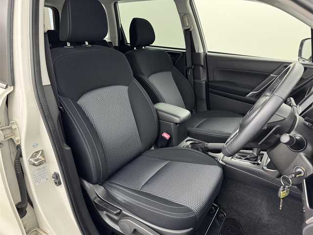 スバル フォレスター 2．0i－L 福岡県 2016(平28)年 4.3万km クリスタルホワイトP 社外ナビ／フルセグＴＶ　/ＥＴＣ　/シートヒーター　/クルーズコントロール　/パドルシフト　/横滑り防止装置　/アイドリングストップ　/Ｘ－ＭＯＤＥ　/電動格納式ドアミラー　/ドアバイザー　/純正１７インチＡＷ　/ＬＥＤヘッドライト