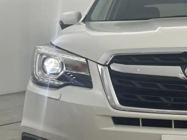 スバル フォレスター 2．0i－L 福岡県 2016(平28)年 4.3万km クリスタルホワイトP 社外ナビ／フルセグＴＶ　/ＥＴＣ　/シートヒーター　/クルーズコントロール　/パドルシフト　/横滑り防止装置　/アイドリングストップ　/Ｘ－ＭＯＤＥ　/電動格納式ドアミラー　/ドアバイザー　/純正１７インチＡＷ　/ＬＥＤヘッドライト