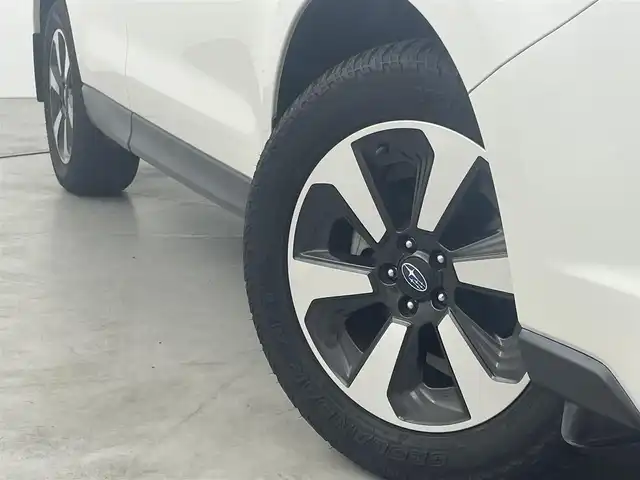 スバル フォレスター 2．0i－L 福岡県 2016(平28)年 4.3万km クリスタルホワイトP 社外ナビ／フルセグＴＶ　/ＥＴＣ　/シートヒーター　/クルーズコントロール　/パドルシフト　/横滑り防止装置　/アイドリングストップ　/Ｘ－ＭＯＤＥ　/電動格納式ドアミラー　/ドアバイザー　/純正１７インチＡＷ　/ＬＥＤヘッドライト