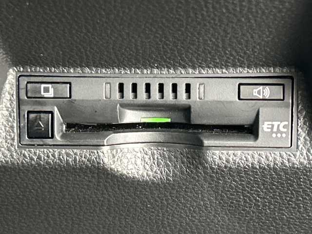 トヨタ ヤリスクロス ハイブリッド Z 三重県 2021(令3)年 3.3万km ホワイトパールクリスタルシャイン /禁煙車//純正ディスプレイオーディオ//バックカメラ//DN席シートヒーター//D席パワーシート//ハーフレザーシート//純正ビルトインETC//電子サイドブレーキ//ブレーキオートホールド//革巻きステアリング//ステアリングスイッチ//トヨタセーフティセンス//衝突軽減ブレーキ//レーントレーシングアシスト//PKSB//RSA//オートハイビーム//前後クリアランスソナー//レーダークルーズコントロール//社外前後ドライブレコーダー//サイドカーテンエアバッグ//オートライト//LED