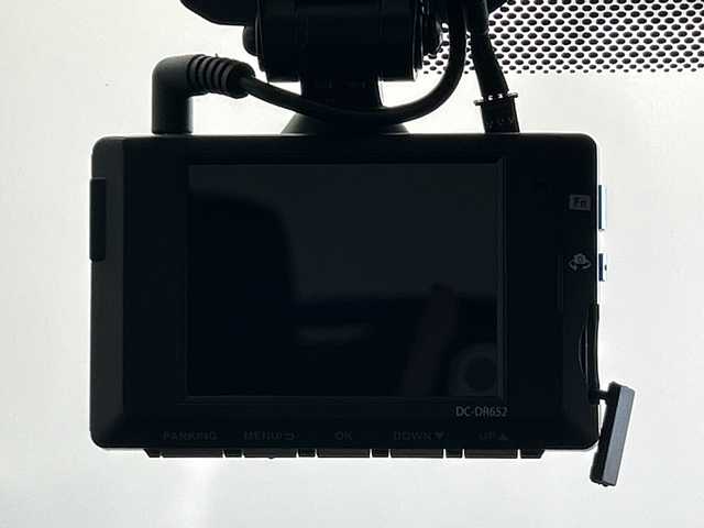 トヨタ ヤリスクロス ハイブリッド Z 三重県 2021(令3)年 3.3万km ホワイトパールクリスタルシャイン /禁煙車//純正ディスプレイオーディオ//バックカメラ//DN席シートヒーター//D席パワーシート//ハーフレザーシート//純正ビルトインETC//電子サイドブレーキ//ブレーキオートホールド//革巻きステアリング//ステアリングスイッチ//トヨタセーフティセンス//衝突軽減ブレーキ//レーントレーシングアシスト//PKSB//RSA//オートハイビーム//前後クリアランスソナー//レーダークルーズコントロール//社外前後ドライブレコーダー//サイドカーテンエアバッグ//オートライト//LED