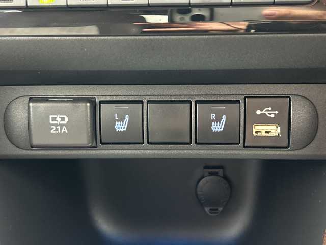 トヨタ ヤリスクロス ハイブリッド Z 三重県 2021(令3)年 3.3万km ホワイトパールクリスタルシャイン /禁煙車//純正ディスプレイオーディオ//バックカメラ//DN席シートヒーター//D席パワーシート//ハーフレザーシート//純正ビルトインETC//電子サイドブレーキ//ブレーキオートホールド//革巻きステアリング//ステアリングスイッチ//トヨタセーフティセンス//衝突軽減ブレーキ//レーントレーシングアシスト//PKSB//RSA//オートハイビーム//前後クリアランスソナー//レーダークルーズコントロール//社外前後ドライブレコーダー//サイドカーテンエアバッグ//オートライト//LED