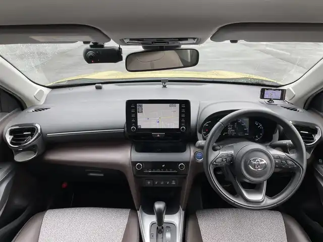 トヨタ ヤリスクロス ハイブリッド Z 道央・札幌 2021(令3)年 2.8万km ブラスゴールドメタリック ４WD/純正ディスプレイオーディオ（ナビ付）/AM/FM/USB/BT/トヨタセーフティセンス/横滑り防止装置/レーダークルーズコントロール/ダウンヒルアシストコントロール/レーンキープアシスト/パーキングアシスト/クリアランスソナー/ブラインドスポットモニター/リアクロストラフィックアラート/パーキングサポートブレーキ/ロードサインアシスト/パノラミックビューモニター/ビルトインETC2.0/ドライブレコーダー/EVMODE/DRIVEMODE切替/D席パワーシート/前席シートヒーター/ハーフレザーシート/革巻きステアリング/ステアリングリモコン/電動パーキング/ブレーキホールド/レーダー探知機/プッシュスタート/スマートキー/LEDヘッドライト/オートライト/ブレーキホールド/プッシュスタート/スマートキー/LEDヘッドライト/オートライト/オートハイビーム/ヘッドライトレベライザー/電動格納ミラー/ヒーテッドドアミラー/ウィンカーミラー/純正フロアマット/ドアバイザー/スペアキー/TRDマフラー