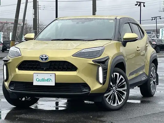 トヨタ ヤリスクロス ハイブリッド Z 道央・札幌 2021(令3)年 2.8万km ブラスゴールドメタリック ４WD/純正ディスプレイオーディオ（ナビ付）/AM/FM/USB/BT/トヨタセーフティセンス/横滑り防止装置/レーダークルーズコントロール/ダウンヒルアシストコントロール/レーンキープアシスト/パーキングアシスト/クリアランスソナー/ブラインドスポットモニター/リアクロストラフィックアラート/パーキングサポートブレーキ/ロードサインアシスト/パノラミックビューモニター/ビルトインETC2.0/ドライブレコーダー/EVMODE/DRIVEMODE切替/D席パワーシート/前席シートヒーター/ハーフレザーシート/革巻きステアリング/ステアリングリモコン/電動パーキング/ブレーキホールド/レーダー探知機/プッシュスタート/スマートキー/LEDヘッドライト/オートライト/ブレーキホールド/プッシュスタート/スマートキー/LEDヘッドライト/オートライト/オートハイビーム/ヘッドライトレベライザー/電動格納ミラー/ヒーテッドドアミラー/ウィンカーミラー/純正フロアマット/ドアバイザー/スペアキー/TRDマフラー