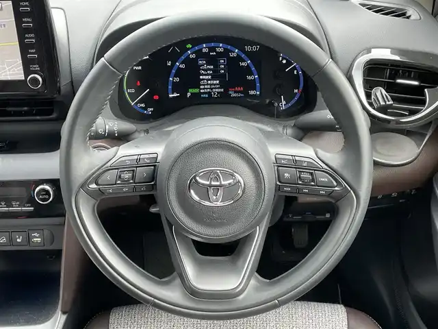 トヨタ ヤリスクロス ハイブリッド Z 道央・札幌 2021(令3)年 2.8万km ブラスゴールドメタリック ４WD/純正ディスプレイオーディオ（ナビ付）/AM/FM/USB/BT/トヨタセーフティセンス/横滑り防止装置/レーダークルーズコントロール/ダウンヒルアシストコントロール/レーンキープアシスト/パーキングアシスト/クリアランスソナー/ブラインドスポットモニター/リアクロストラフィックアラート/パーキングサポートブレーキ/ロードサインアシスト/パノラミックビューモニター/ビルトインETC2.0/ドライブレコーダー/EVMODE/DRIVEMODE切替/D席パワーシート/前席シートヒーター/ハーフレザーシート/革巻きステアリング/ステアリングリモコン/電動パーキング/ブレーキホールド/レーダー探知機/プッシュスタート/スマートキー/LEDヘッドライト/オートライト/ブレーキホールド/プッシュスタート/スマートキー/LEDヘッドライト/オートライト/オートハイビーム/ヘッドライトレベライザー/電動格納ミラー/ヒーテッドドアミラー/ウィンカーミラー/純正フロアマット/ドアバイザー/スペアキー/TRDマフラー