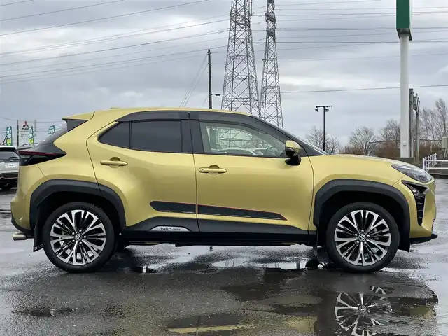 トヨタ ヤリスクロス ハイブリッド Z 道央・札幌 2021(令3)年 2.8万km ブラスゴールドメタリック ４WD/純正ディスプレイオーディオ（ナビ付）/AM/FM/USB/BT/トヨタセーフティセンス/横滑り防止装置/レーダークルーズコントロール/ダウンヒルアシストコントロール/レーンキープアシスト/パーキングアシスト/クリアランスソナー/ブラインドスポットモニター/リアクロストラフィックアラート/パーキングサポートブレーキ/ロードサインアシスト/パノラミックビューモニター/ビルトインETC2.0/ドライブレコーダー/EVMODE/DRIVEMODE切替/D席パワーシート/前席シートヒーター/ハーフレザーシート/革巻きステアリング/ステアリングリモコン/電動パーキング/ブレーキホールド/レーダー探知機/プッシュスタート/スマートキー/LEDヘッドライト/オートライト/ブレーキホールド/プッシュスタート/スマートキー/LEDヘッドライト/オートライト/オートハイビーム/ヘッドライトレベライザー/電動格納ミラー/ヒーテッドドアミラー/ウィンカーミラー/純正フロアマット/ドアバイザー/スペアキー/TRDマフラー