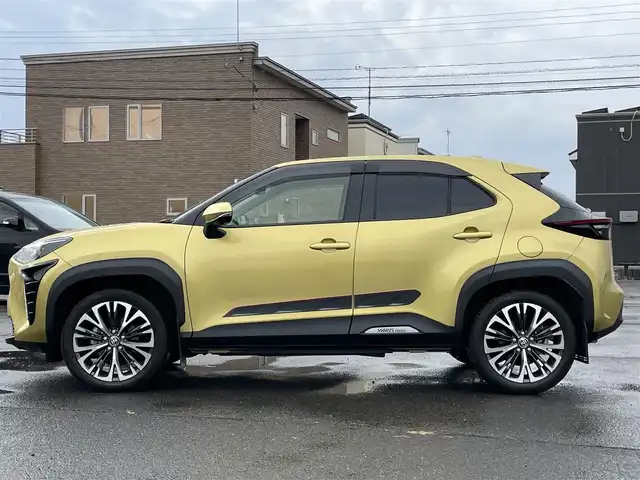 トヨタ ヤリスクロス ハイブリッド Z 道央・札幌 2021(令3)年 2.8万km ブラスゴールドメタリック ４WD/純正ディスプレイオーディオ（ナビ付）/AM/FM/USB/BT/トヨタセーフティセンス/横滑り防止装置/レーダークルーズコントロール/ダウンヒルアシストコントロール/レーンキープアシスト/パーキングアシスト/クリアランスソナー/ブラインドスポットモニター/リアクロストラフィックアラート/パーキングサポートブレーキ/ロードサインアシスト/パノラミックビューモニター/ビルトインETC2.0/ドライブレコーダー/EVMODE/DRIVEMODE切替/D席パワーシート/前席シートヒーター/ハーフレザーシート/革巻きステアリング/ステアリングリモコン/電動パーキング/ブレーキホールド/レーダー探知機/プッシュスタート/スマートキー/LEDヘッドライト/オートライト/ブレーキホールド/プッシュスタート/スマートキー/LEDヘッドライト/オートライト/オートハイビーム/ヘッドライトレベライザー/電動格納ミラー/ヒーテッドドアミラー/ウィンカーミラー/純正フロアマット/ドアバイザー/スペアキー/TRDマフラー