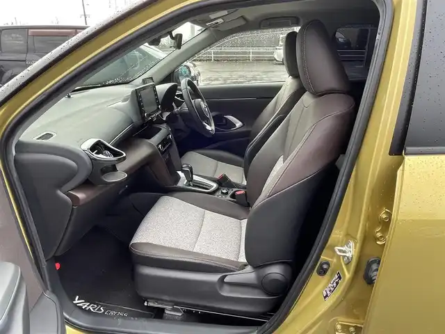 トヨタ ヤリスクロス ハイブリッド Z 道央・札幌 2021(令3)年 2.8万km ブラスゴールドメタリック ４WD/純正ディスプレイオーディオ（ナビ付）/AM/FM/USB/BT/トヨタセーフティセンス/横滑り防止装置/レーダークルーズコントロール/ダウンヒルアシストコントロール/レーンキープアシスト/パーキングアシスト/クリアランスソナー/ブラインドスポットモニター/リアクロストラフィックアラート/パーキングサポートブレーキ/ロードサインアシスト/パノラミックビューモニター/ビルトインETC2.0/ドライブレコーダー/EVMODE/DRIVEMODE切替/D席パワーシート/前席シートヒーター/ハーフレザーシート/革巻きステアリング/ステアリングリモコン/電動パーキング/ブレーキホールド/レーダー探知機/プッシュスタート/スマートキー/LEDヘッドライト/オートライト/ブレーキホールド/プッシュスタート/スマートキー/LEDヘッドライト/オートライト/オートハイビーム/ヘッドライトレベライザー/電動格納ミラー/ヒーテッドドアミラー/ウィンカーミラー/純正フロアマット/ドアバイザー/スペアキー/TRDマフラー