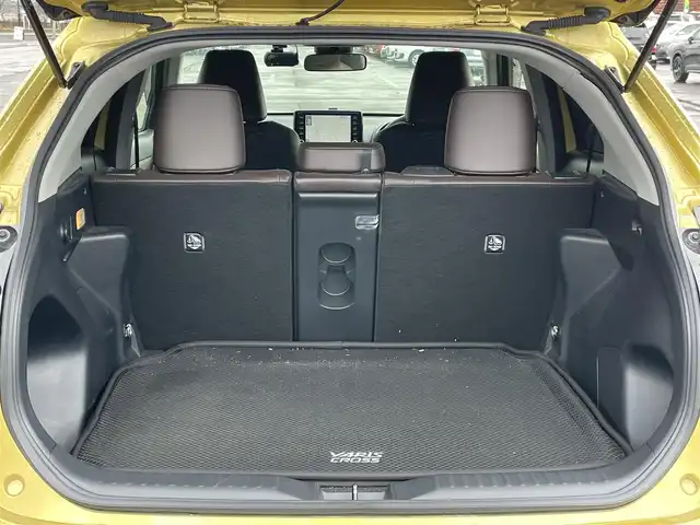 トヨタ ヤリスクロス ハイブリッド Z 道央・札幌 2021(令3)年 2.8万km ブラスゴールドメタリック ４WD/純正ディスプレイオーディオ（ナビ付）/AM/FM/USB/BT/トヨタセーフティセンス/横滑り防止装置/レーダークルーズコントロール/ダウンヒルアシストコントロール/レーンキープアシスト/パーキングアシスト/クリアランスソナー/ブラインドスポットモニター/リアクロストラフィックアラート/パーキングサポートブレーキ/ロードサインアシスト/パノラミックビューモニター/ビルトインETC2.0/ドライブレコーダー/EVMODE/DRIVEMODE切替/D席パワーシート/前席シートヒーター/ハーフレザーシート/革巻きステアリング/ステアリングリモコン/電動パーキング/ブレーキホールド/レーダー探知機/プッシュスタート/スマートキー/LEDヘッドライト/オートライト/ブレーキホールド/プッシュスタート/スマートキー/LEDヘッドライト/オートライト/オートハイビーム/ヘッドライトレベライザー/電動格納ミラー/ヒーテッドドアミラー/ウィンカーミラー/純正フロアマット/ドアバイザー/スペアキー/TRDマフラー