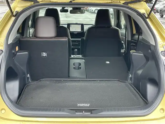 トヨタ ヤリスクロス ハイブリッド Z 道央・札幌 2021(令3)年 2.8万km ブラスゴールドメタリック ４WD/純正ディスプレイオーディオ（ナビ付）/AM/FM/USB/BT/トヨタセーフティセンス/横滑り防止装置/レーダークルーズコントロール/ダウンヒルアシストコントロール/レーンキープアシスト/パーキングアシスト/クリアランスソナー/ブラインドスポットモニター/リアクロストラフィックアラート/パーキングサポートブレーキ/ロードサインアシスト/パノラミックビューモニター/ビルトインETC2.0/ドライブレコーダー/EVMODE/DRIVEMODE切替/D席パワーシート/前席シートヒーター/ハーフレザーシート/革巻きステアリング/ステアリングリモコン/電動パーキング/ブレーキホールド/レーダー探知機/プッシュスタート/スマートキー/LEDヘッドライト/オートライト/ブレーキホールド/プッシュスタート/スマートキー/LEDヘッドライト/オートライト/オートハイビーム/ヘッドライトレベライザー/電動格納ミラー/ヒーテッドドアミラー/ウィンカーミラー/純正フロアマット/ドアバイザー/スペアキー/TRDマフラー