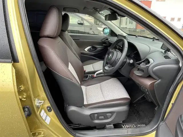 トヨタ ヤリスクロス ハイブリッド Z 道央・札幌 2021(令3)年 2.8万km ブラスゴールドメタリック ４WD/純正ディスプレイオーディオ（ナビ付）/AM/FM/USB/BT/トヨタセーフティセンス/横滑り防止装置/レーダークルーズコントロール/ダウンヒルアシストコントロール/レーンキープアシスト/パーキングアシスト/クリアランスソナー/ブラインドスポットモニター/リアクロストラフィックアラート/パーキングサポートブレーキ/ロードサインアシスト/パノラミックビューモニター/ビルトインETC2.0/ドライブレコーダー/EVMODE/DRIVEMODE切替/D席パワーシート/前席シートヒーター/ハーフレザーシート/革巻きステアリング/ステアリングリモコン/電動パーキング/ブレーキホールド/レーダー探知機/プッシュスタート/スマートキー/LEDヘッドライト/オートライト/ブレーキホールド/プッシュスタート/スマートキー/LEDヘッドライト/オートライト/オートハイビーム/ヘッドライトレベライザー/電動格納ミラー/ヒーテッドドアミラー/ウィンカーミラー/純正フロアマット/ドアバイザー/スペアキー/TRDマフラー