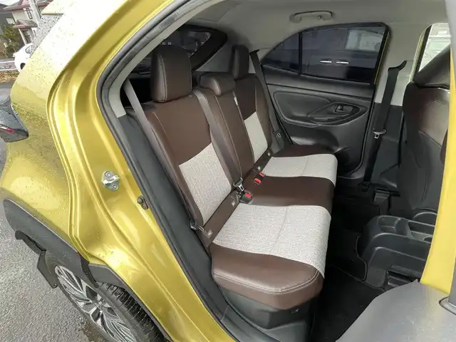 トヨタ ヤリスクロス ハイブリッド Z 道央・札幌 2021(令3)年 2.8万km ブラスゴールドメタリック ４WD/純正ディスプレイオーディオ（ナビ付）/AM/FM/USB/BT/トヨタセーフティセンス/横滑り防止装置/レーダークルーズコントロール/ダウンヒルアシストコントロール/レーンキープアシスト/パーキングアシスト/クリアランスソナー/ブラインドスポットモニター/リアクロストラフィックアラート/パーキングサポートブレーキ/ロードサインアシスト/パノラミックビューモニター/ビルトインETC2.0/ドライブレコーダー/EVMODE/DRIVEMODE切替/D席パワーシート/前席シートヒーター/ハーフレザーシート/革巻きステアリング/ステアリングリモコン/電動パーキング/ブレーキホールド/レーダー探知機/プッシュスタート/スマートキー/LEDヘッドライト/オートライト/ブレーキホールド/プッシュスタート/スマートキー/LEDヘッドライト/オートライト/オートハイビーム/ヘッドライトレベライザー/電動格納ミラー/ヒーテッドドアミラー/ウィンカーミラー/純正フロアマット/ドアバイザー/スペアキー/TRDマフラー