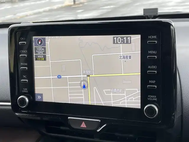 トヨタ ヤリスクロス ハイブリッド Z 道央・札幌 2021(令3)年 2.8万km ブラスゴールドメタリック ４WD/純正ディスプレイオーディオ（ナビ付）/AM/FM/USB/BT/トヨタセーフティセンス/横滑り防止装置/レーダークルーズコントロール/ダウンヒルアシストコントロール/レーンキープアシスト/パーキングアシスト/クリアランスソナー/ブラインドスポットモニター/リアクロストラフィックアラート/パーキングサポートブレーキ/ロードサインアシスト/パノラミックビューモニター/ビルトインETC2.0/ドライブレコーダー/EVMODE/DRIVEMODE切替/D席パワーシート/前席シートヒーター/ハーフレザーシート/革巻きステアリング/ステアリングリモコン/電動パーキング/ブレーキホールド/レーダー探知機/プッシュスタート/スマートキー/LEDヘッドライト/オートライト/ブレーキホールド/プッシュスタート/スマートキー/LEDヘッドライト/オートライト/オートハイビーム/ヘッドライトレベライザー/電動格納ミラー/ヒーテッドドアミラー/ウィンカーミラー/純正フロアマット/ドアバイザー/スペアキー/TRDマフラー