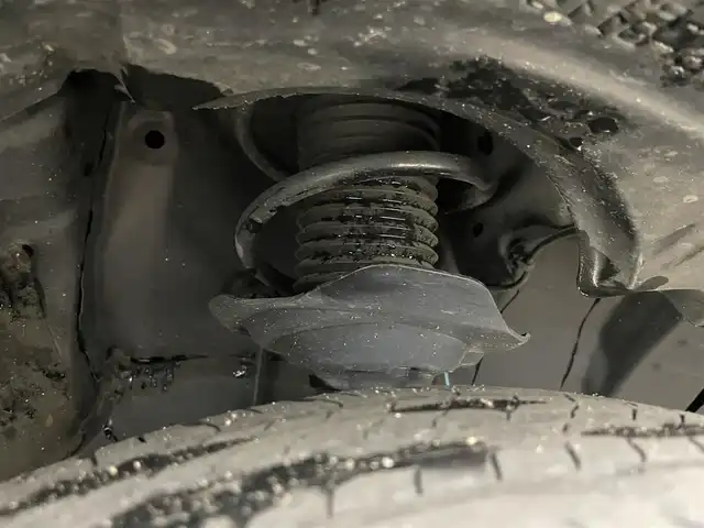 トヨタ ライズ Z 岡山県 2024(令6)年 1.5万km スムースグレーマイカメタリック/ブラック2トーン ９インチディスプレイオーディオ　/【Carplay/AndroidAuto】/全方位カメラ　/レーダークルーズコントロール　/ビルトインＥＴＣ　/シートヒーター　/ＬＥＤヘッドライト　/コーナーセンサー　/オートハイビーム　/ＨＤＭＩ接続　/アイドリングストップ/禁煙車/スペアキー×1/オートブレーキホールド/フォグライト/純正アルミホイール