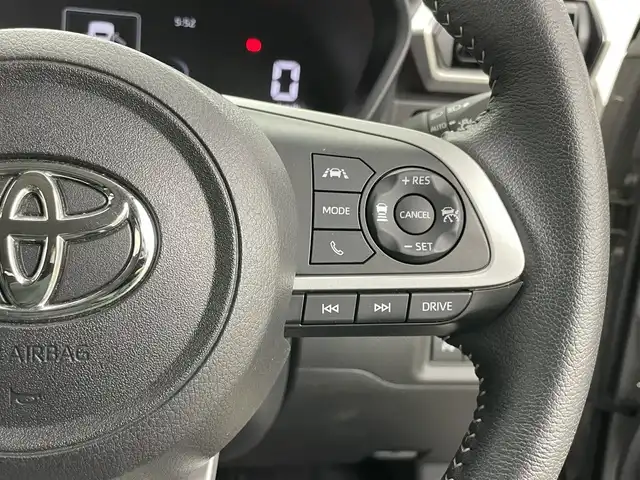 トヨタ ライズ Z 岡山県 2024(令6)年 1.5万km スムースグレーマイカメタリック/ブラック2トーン ９インチディスプレイオーディオ　/【Carplay/AndroidAuto】/全方位カメラ　/レーダークルーズコントロール　/ビルトインＥＴＣ　/シートヒーター　/ＬＥＤヘッドライト　/コーナーセンサー　/オートハイビーム　/ＨＤＭＩ接続　/アイドリングストップ/禁煙車/スペアキー×1/オートブレーキホールド/フォグライト/純正アルミホイール