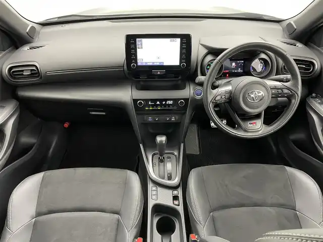 トヨタ ヤリスクロス ハイブリッド GRスポーツ 岡山県 2023(令5)年 2.2万km ブラックマイカ 純正８インチナビ　/【Carplay/AndroidAuto/Bluetooth】/全方位カメラ　/レーダークルーズコントロール　/ビルトインＥＴＣ　/ブラインドスポットモニター/前席シートヒーター　/ハーフレザーシート/ＬＥＤヘッドライト　/ステアリングヒーター　/電動リアゲート　/コーナーセンサー　/オートハイビーム　/スペアキー×1/禁煙車/オートブレーキホールド