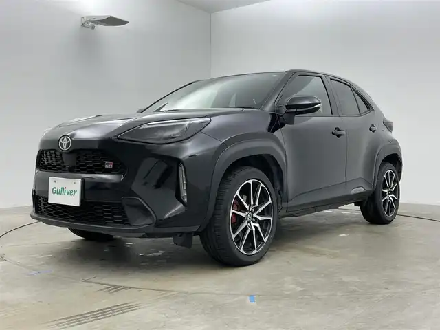トヨタ ヤリスクロス ハイブリッド GRスポーツ 岡山県 2023(令5)年 2.2万km ブラックマイカ 純正８インチナビ　/【Carplay/AndroidAuto/Bluetooth】/全方位カメラ　/レーダークルーズコントロール　/ビルトインＥＴＣ　/ブラインドスポットモニター/前席シートヒーター　/ハーフレザーシート/ＬＥＤヘッドライト　/ステアリングヒーター　/電動リアゲート　/コーナーセンサー　/オートハイビーム　/スペアキー×1/禁煙車/オートブレーキホールド